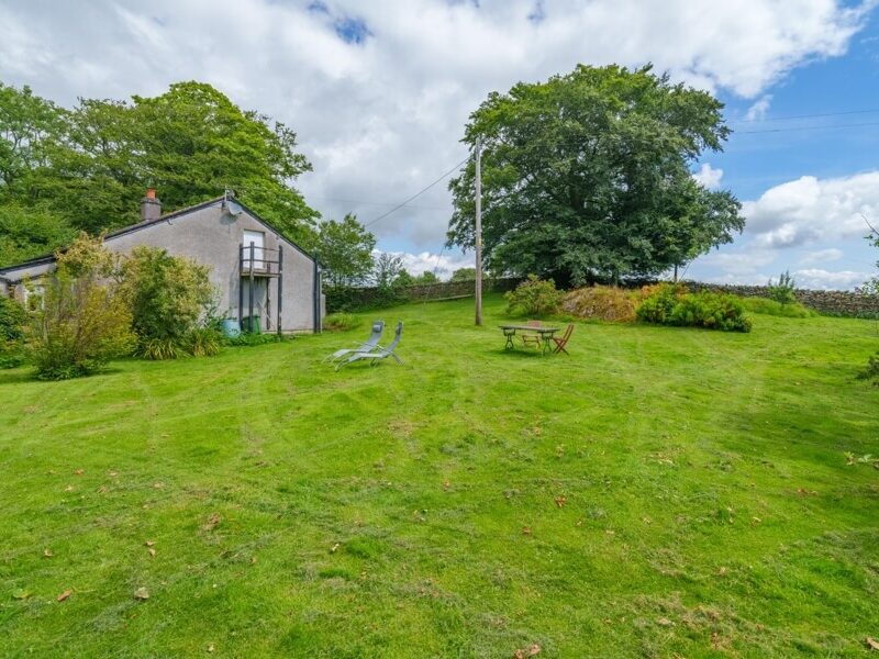 Large lawn and gardens at Woodland Cottage